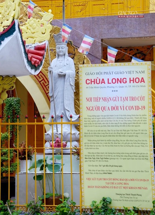 Thông tin cho người đến gửi tro cốt liên lạc lúc cần - Ảnh: Bảo Toàn