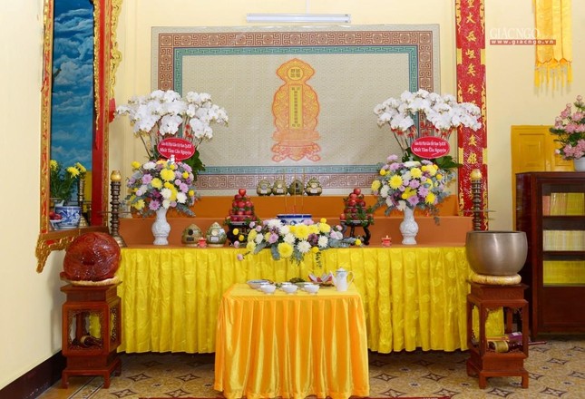 Bàn thờ tro cốt người dân qua đời vì Covid-19 được thiết trí tại chánh điện chùa Long Hoa - Ảnh: Bảo Toàn