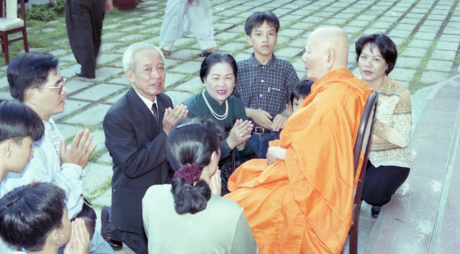 Gia đình nữ Phật tử Nguyên Đào quỳ bên Hòa thượng bổn sư - Ảnh: TVVH Gia đình nữ Phật tử Nguyên Đào quỳ bên Hòa thượng bổn sư - Ảnh: TVVH