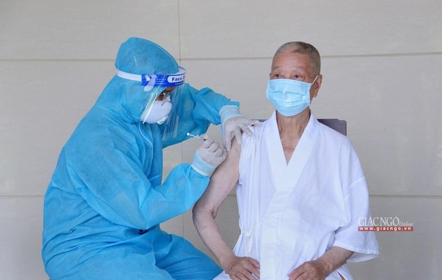 Trưởng lão Hòa thượng Thích Trí Quảng tiêm mũi 1 vắc-xin Covid-19 tại địa phương (phường An Khánh, TP.Thủ Đức) - Ảnh: Bảo Toàn