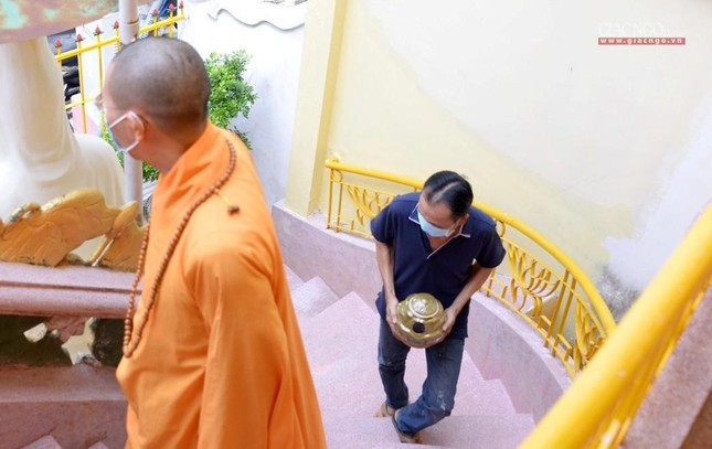 Người dân mang tro cốt thân nhân lên chỗ thờ - Ảnh: Bảo Toàn Người dân mang tro cốt thân nhân lên chỗ thờ - Ảnh: Bảo Toàn