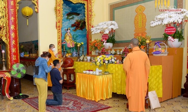 Hàng ngày, chư Tăng cúng cơm chư hương linh buổi trưa và buổi chiều, tụng kinh cầu siêu buổi tối - Ảnh: Bảo Toàn Hàng ngày, chư Tăng cúng cơm chư hương linh buổi trưa và buổi chiều, tụng kinh cầu siêu buổi tối - Ảnh: Bảo Toàn