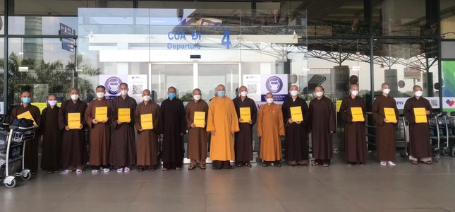 Hòa thượng Thích Thanh Nhiễu, Phó Chủ tịch Thường trực Hội đồng Trị sự GHPGVN trao quyết định cho 10 Tăng sĩ trẻ tại sân bay quốc tế Nội Bài trước khi lên máy bay chi viện cho tuyến đầu tại tỉnh Long An - Ảnh: VP1