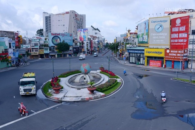 Khu vòng xoay Lăng Cha Cả thưa thớt người Khu vòng xoay Lăng Cha Cả thưa thớt người