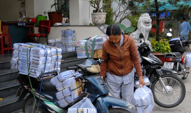 Đội ngũ giao báo luôn thầm lặng sau mặt báo Đội ngũ giao báo luôn thầm lặng sau mặt báo