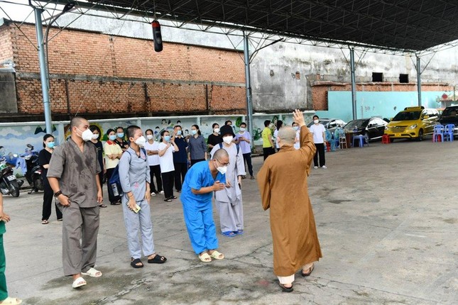 Đón tình nguyện viên - Ảnh: Trí Thông