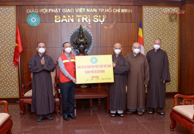 Trao bảng tượng trưng 6 xe cứu thương Trao bảng tượng trưng 6 xe cứu thương