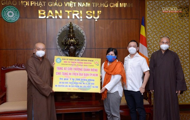 Đại đức Thích Trung Nguyện thay mặt tiếp nhận xe cứu thương dành cho Tăng Ni Đại đức Thích Trung Nguyện thay mặt tiếp nhận xe cứu thương dành cho Tăng Ni