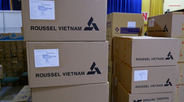 Các thùng thuốc được liệt kê thông tin đầy đủ và niêm phong trước khi vận chuyển để phân phối đến bà con