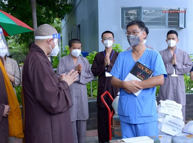 TS.BSCKII Nguyễn Thanh Vinh thông tin với Thượng tọa và phái đoàn về nhu cầu và năng lực điều trị cũng như những đóng góp của tình nguyện viên trong việc hỗ trợ điều trị tinh thần, chăm sóc bệnh nhân