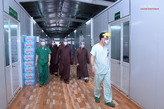 TS.BS Lưu Quang Thùy hướng dẫn Thượng tọa Thích Đức Thiện và phái đoàn thăm một số khu của Trung tâm Hồi sức tích cực người bệnh Covid-19