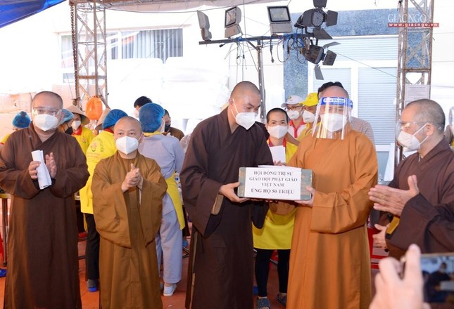 Thượng tọa Thích Đức Thiện trao quà và tịnh tài hỗ trợ nhân Quốc khánh 2-9 đến bếp ăn chùa Tường Nguyên Thượng tọa Thích Đức Thiện trao quà và tịnh tài hỗ trợ nhân Quốc khánh 2-9 đến bếp ăn chùa Tường Nguyên