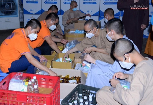 Chư Tăng và Phật tử phân loại và vào các túi thuốc điều trị F0 tại nhà Chư Tăng và Phật tử phân loại và vào các túi thuốc điều trị F0 tại nhà