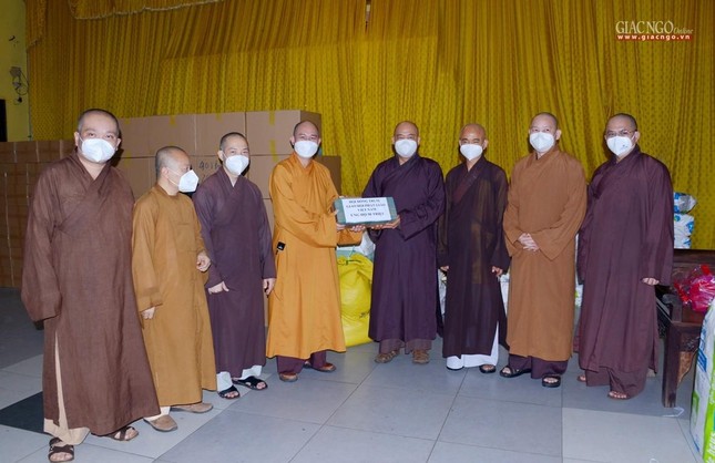 Đoàn thăm chùa Vĩnh Nghiêm Đoàn thăm chùa Vĩnh Nghiêm