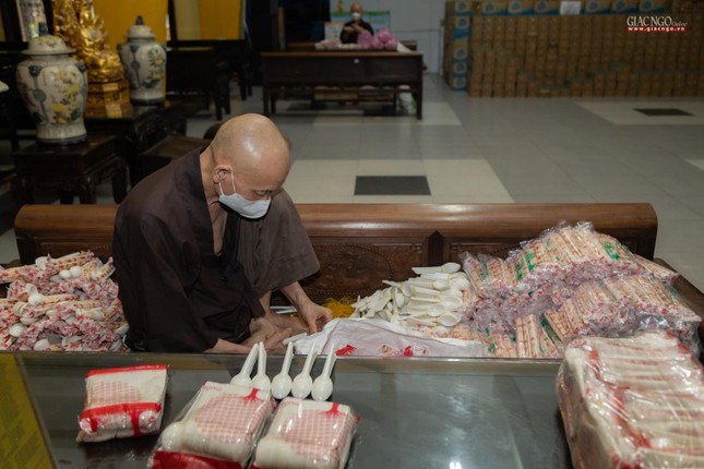 Mỗi người một việc, liên tục và đều đặn, nhịp nhàng trong nhiều tháng qua