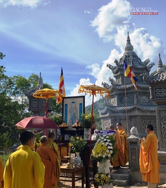 Bảo tháp cố Trưởng lão Hòa thượng tân viên tịch Bảo tháp cố Trưởng lão Hòa thượng tân viên tịch