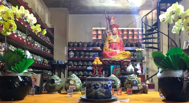 Đã có 7 người dân mang tro cốt thân nhân qua đời vì Covid-19 đến gửi thờ tạm tại chùa Hòa Hưng - Ảnh: Đức Huệ Đã có 7 người dân mang tro cốt thân nhân qua đời vì Covid-19 đến gửi thờ tạm tại chùa Hòa Hưng - Ảnh: Đức Huệ