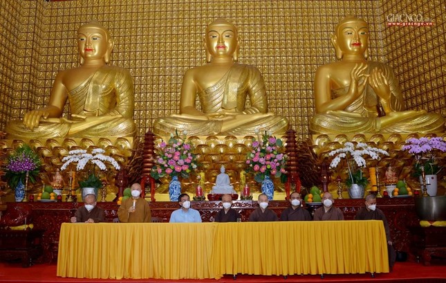 Đoàn thăm chùa Giác Ngộ (Q.10)