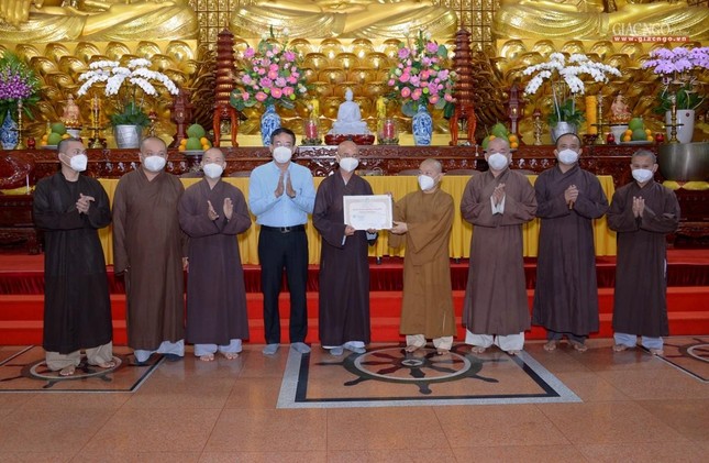 Trao Bằng tuyên dương công đức và tịnh tài đến chùa Giác Ngộ