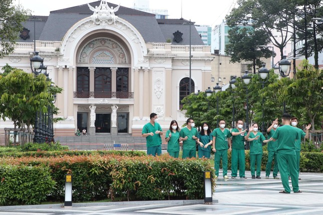 Đội ngũ tuyến đầu tranh thủ ngày 30-9-2021 để giữ lại khoảnh khắc đặc biệt nơi thành phố này Đội ngũ tuyến đầu tranh thủ ngày 30-9-2021 để giữ lại khoảnh khắc đặc biệt nơi thành phố này