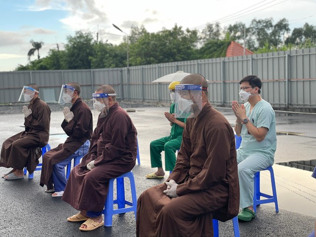 Cùng chư Tăng tình nguyện viên phục vụ tại Trung tâm Hồi sức tích cực điều trị người bệnh Covid-19 của Bệnh viện Việt Đức tại TP.HCM cầu nguyện cho người bệnh không may qua đời