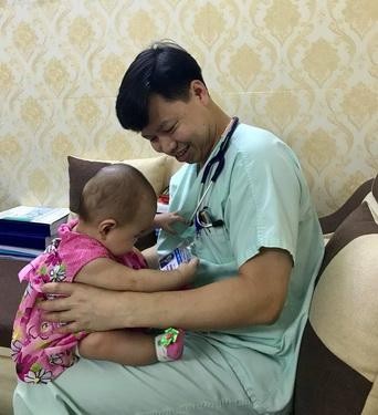 Niềm vui của người thầy thuốc khi bệnh nhi được cấp cứu thành công - Ảnh minh hoạ