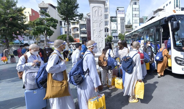 Tăng Ni trẻ TP.HCM lên xe xuất phát đến phục vụ tại các bệnh viện điều trị Covid-19 Tăng Ni trẻ TP.HCM lên xe xuất phát đến phục vụ tại các bệnh viện điều trị Covid-19