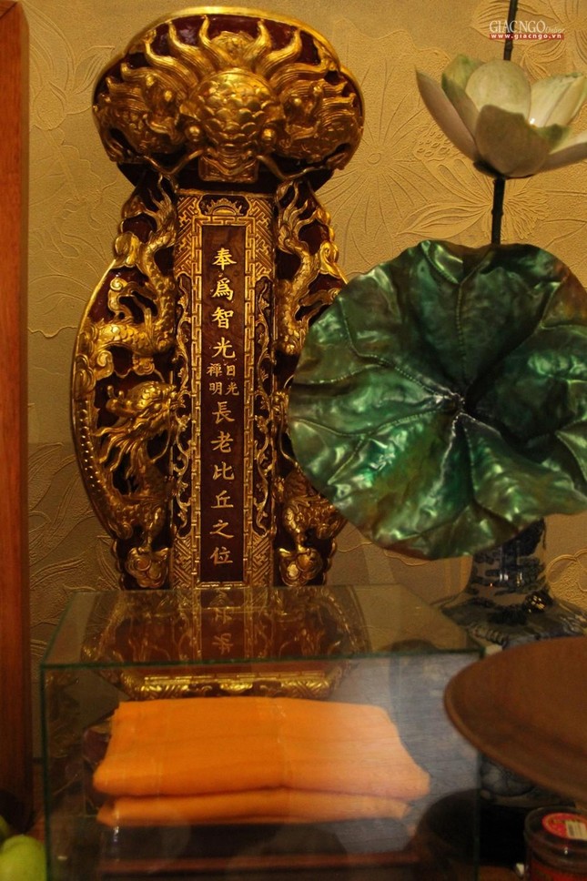 Long vị cố Trưởng lão Hòa thượng có chữ: &quot;Phụng vị Trí Quang - Nhật Quang - Thiền Minh Trưởng lão Tỳ-kheo chi vị&quot; cùng bộ y lúc sinh tiền ngài thường dùng khi lễ Phật, tụng kinh