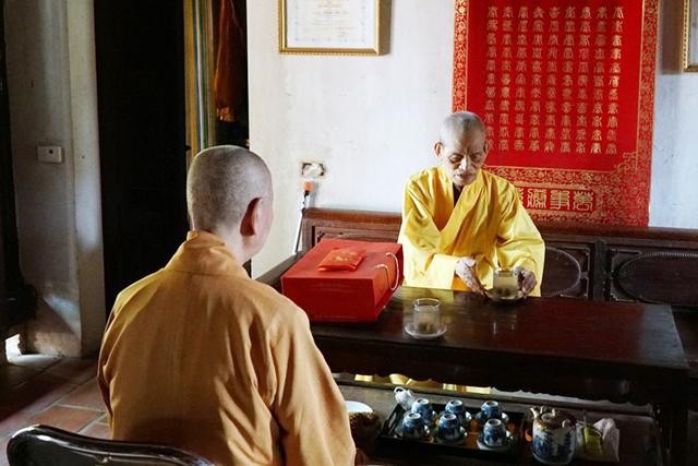 Đức Pháp chủ tiếp Trưởng lão Hòa thượng Thích Trí Quảng tại tổ đình Viên Minh - Ảnh: Hoàng Độ