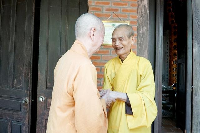 Nhị vị Trưởng lão hoan hỷ trong đạo tình - Ảnh: Hoàng Độ