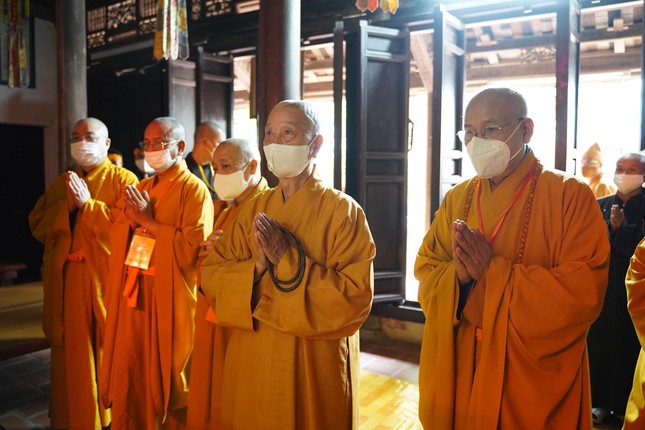 Cùng chư tôn đức tại Tổ đường Tổ đình Viên Minh