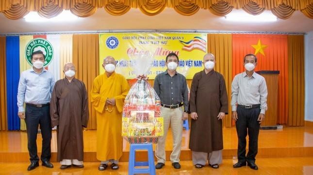 Hòa thượng Thích Huệ Cảnh, Thượng tọa Thích Thiện Hảo, Thượng tọa Thích Huệ Nghiêm nhận quà chúc mừng của đoàn lãnh đạo TP.Thủ Đức Hòa thượng Thích Huệ Cảnh, Thượng tọa Thích Thiện Hảo, Thượng tọa Thích Huệ Nghiêm nhận quà chúc mừng của đoàn lãnh đạo TP.Thủ Đức