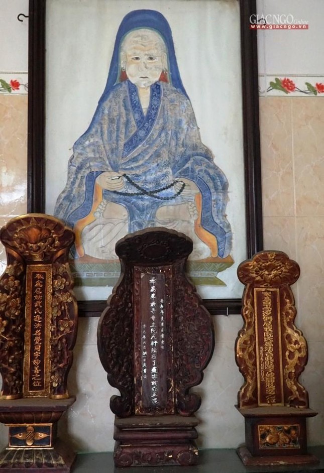 Hình ảnh và linh vị bà Nguyễn Thị Hiên thờ tại tổ đình Hình ảnh và linh vị bà Nguyễn Thị Hiên thờ tại tổ đình