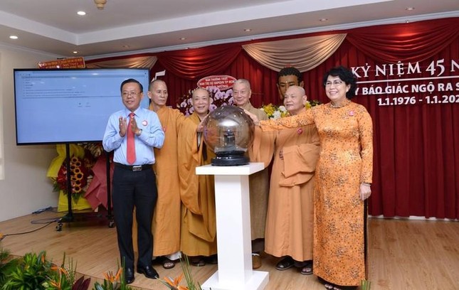 Chư vị trưởng lão: Hoà thượng Thích Trí Quảng - Đệ nhất Phó Pháp chủ Hội đồng Chứng minh; Hoà thượng Thích Thiện Nhơn - Chủ tịch Hội đồng Trị sự cùng chư vị Phó Chủ tịch, lãnh đạo TP.HCM trong lễ kỷ niệm 45 năm ngày Báo Giác Ngộ ra số đầu tiên - Ảnh: Bảo Toàn