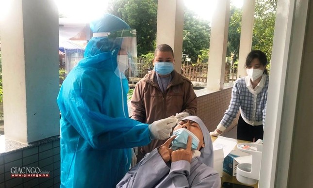 Thực hiện lấy mẫu test Covid-19 trước khi tập huấn Thực hiện lấy mẫu test Covid-19 trước khi tập huấn