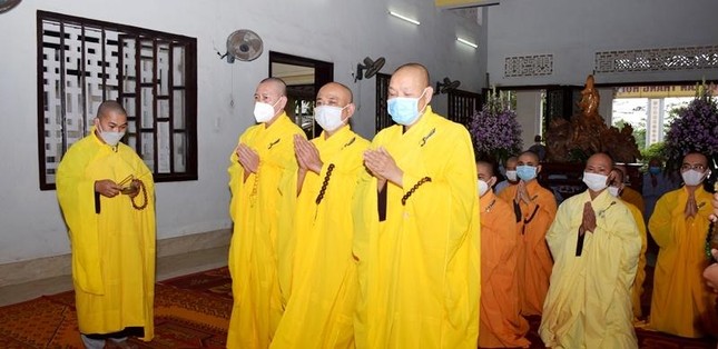 Chư Tăng đảnh lễ tưởng niệm