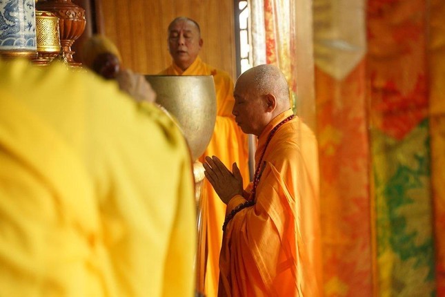 Hoà thượng Thích Phước Minh chủ sám lễ cúng ngọ truyền thống - Ảnh: PGH
