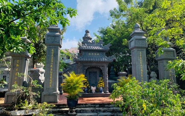 Hương Nghiêm tháp, nơi lưu giữ nhục thân cố Trưởng lão Hoà thượng trong khuôn viên tổ đình Kim Tiên hiện nay