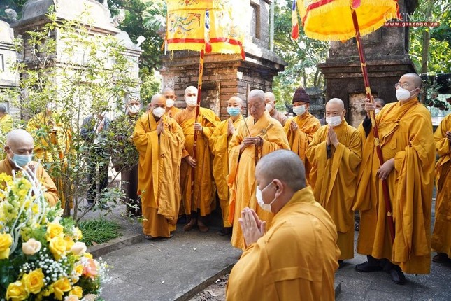 Dâng hương trước bảo tháp Tổ sư Mật Ứng trong khuôn viên tổ đình Quảng Bá