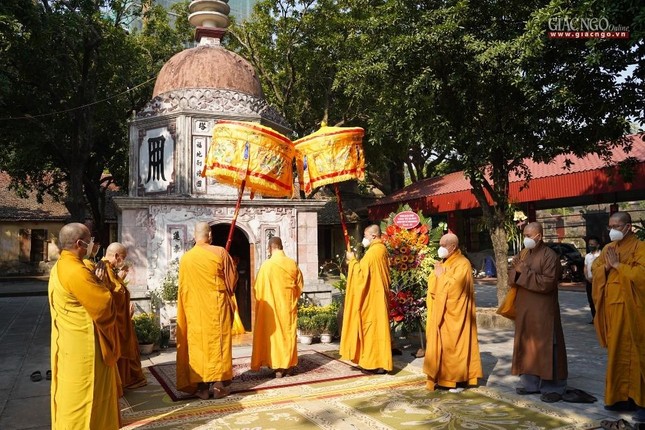 Dâng hương, đảnh lễ trước bảo tháp Đức Đệ nhất Pháp chủ - Đại lão Hòa thượng Thích Đức Nhuận
