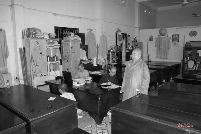 Ni trưởng là vị trụ trì, bậc Thầy tận tình chăm sóc Ni chúng tu học - Ảnh: Minh Thuận