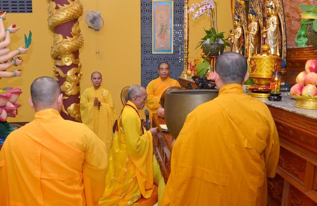 Hòa thượng Thích Huệ Trí cùng chư Tăng nội tự cử hành lễ cúng ngọ Hòa thượng Thích Huệ Trí cùng chư Tăng nội tự cử hành lễ cúng ngọ