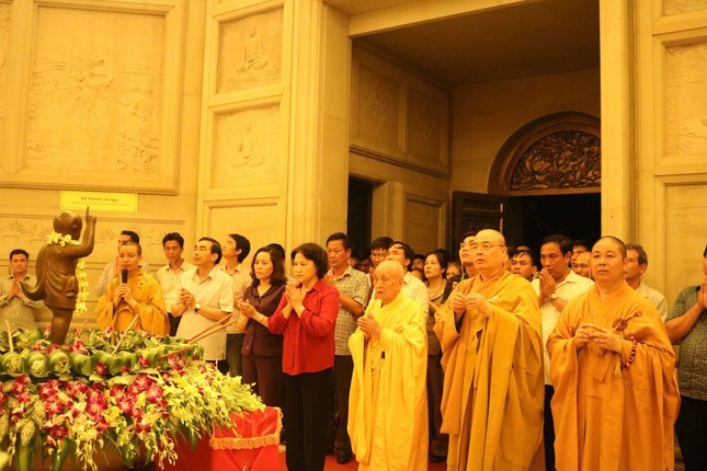 Trưởng lão Hòa thượng Thích Thanh Đàm cùng chư tôn đức và lãnh đạo Quốc hội lễ Phật mừng Phật đản (2016)