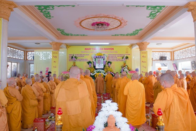 Buổi lễ cử hành trang nghiêm theo nghi thức biệt truyền hệ phái Khất sĩ - Ảnh: Đăng Huy