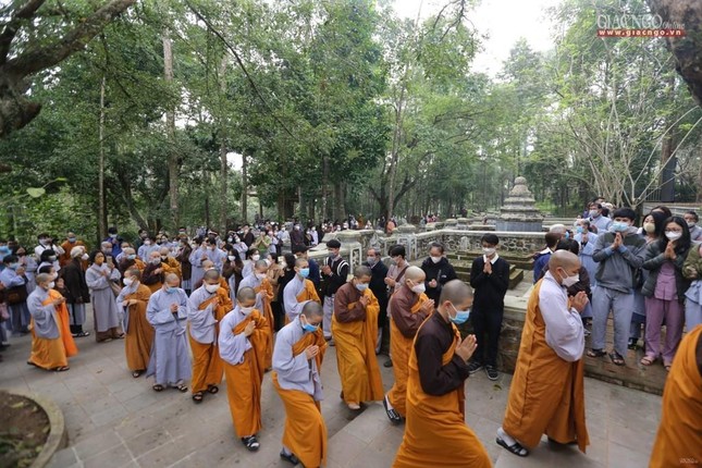 Rất đông Tăng Ni, Phật tử đã trở về chùa Từ Hiếu từ lúc nghe tin Thiền sư Thích Nhất Hạnh viên tịch