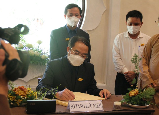 Ông Vũ Chiến Thắng viết sổ tang lưu niệm