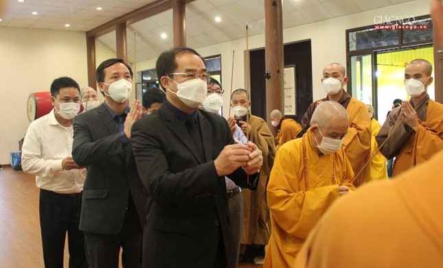 Dâng hương tưởng niệm