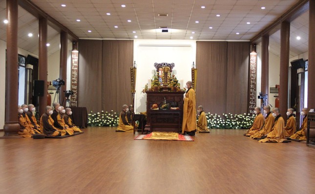 Thiền sư được Hòa thượng Bổn sư là ngài Thanh Quý - Chơn Thiệt đặt pháp tự Phùng Xuân