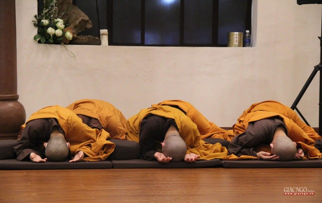 Các pháp tử đảnh lễ chư Tăng Ni đến viếng tang Thiền sư