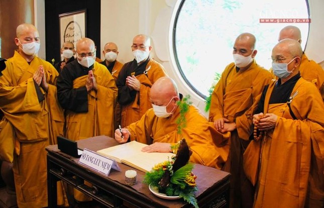 Hòa thượng Thích Lệ Trang đại diện ghi sổ tang lưu niệm